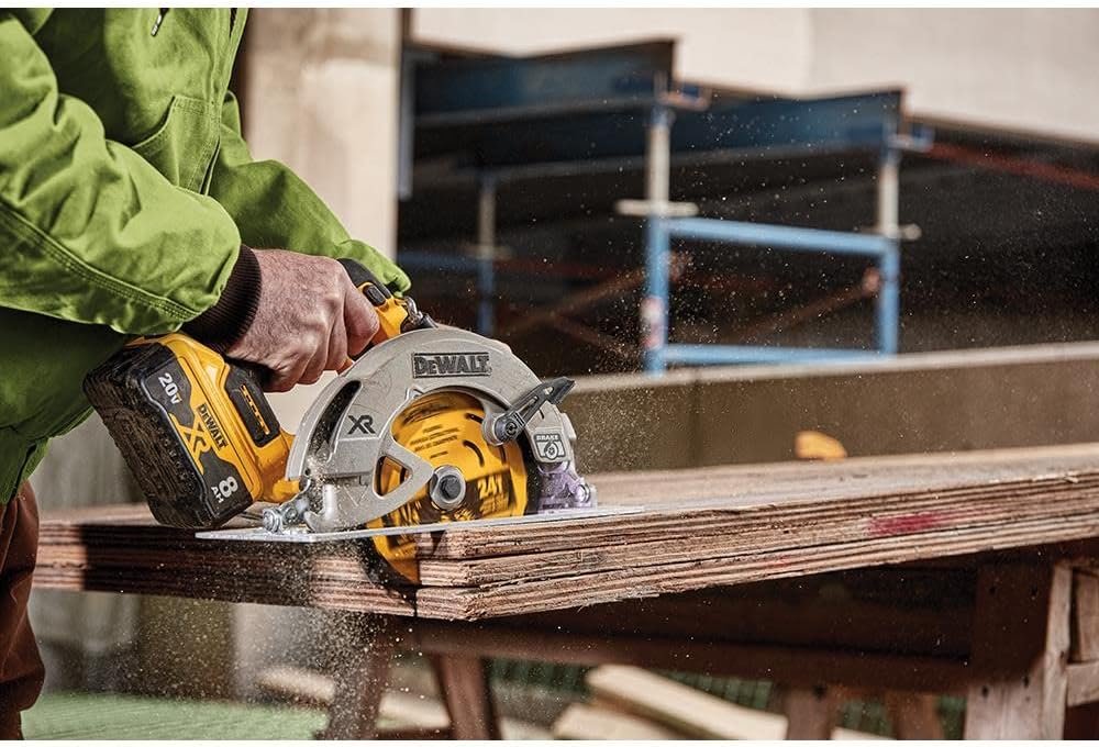 DEWALT 20V MAX* XR® BRUSHLESS 7-1/4 CIRCULAR SAW WITH POWER DETECT™ (Tool Only) (DCS574B)